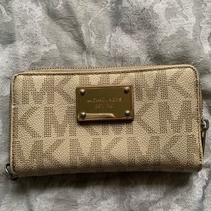 USED Michael Kors Zip around wallet in beige